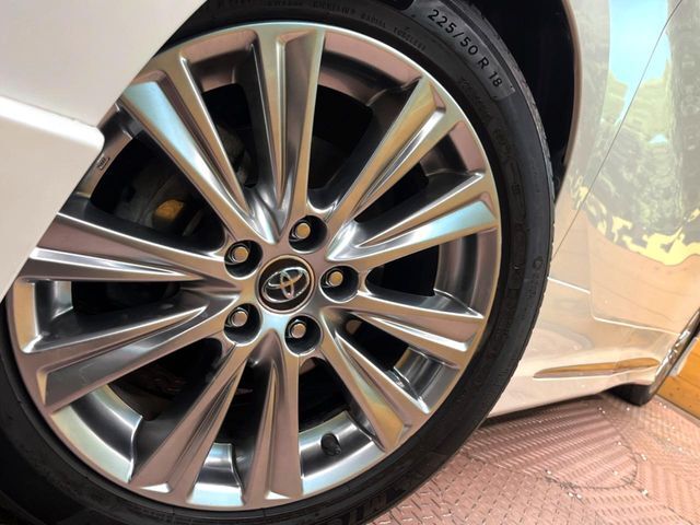 【純正18インチアルミホイール】外観にマッチした純正アルミホイールを装着しております。各種社外アルミホイールや、スタッドレスタイヤも取扱いしております。是非ご相談ください♪