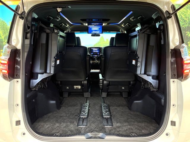 後席を格納すると、これだけの広さが！シーンに合わせたシートアレンジで、大きな荷物も積むことが出来ます♪