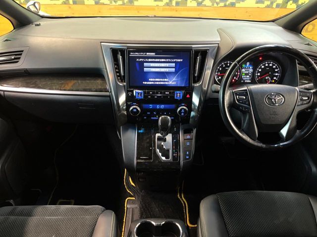 【BIG-X11インチナビ】人気の大画面BIG-Xナビを装備。専用設計で車内の雰囲気にマッチ！ナビ利用時のマップ表示は見やすく、テレビやDVDは臨場感がアップ！いつものドライブがグッと楽しくなります♪