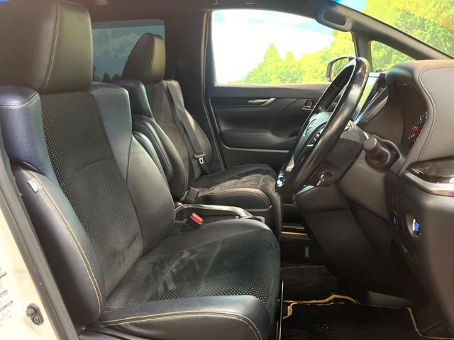 【ハーフレザーシート】高級感と座り心地を両立した人気のシート♪背面・座面のファブリック素材は、通気性の良さや滑りにくさに優れています。気温や服装に左右されず快適にお乗りいただけます。