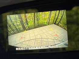 【バックカメラ】駐車時に後方がリアルタイム映像で確認できます。大型商業施設や立体駐車場での駐車時や、夜間のバック時に大活躍！運転スキルに関わらず、今や必須となった装備のひとつです！