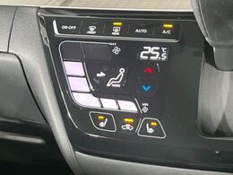 【オートエアコン】一度お好みの温度に設定すれば、車内の温度を検知し風量や温度を自動で調整。暑い…寒い…と何度もスイッチ操作をする必要はありません。快適な車内空間には必須の機能ですね♪