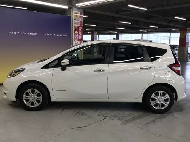エンジンルーム、室内、クリーニング済みです。厳選したお車を屋内展示場にて展示中☆車両品質には自信がございます！ぜひ一度ご来店ください！！