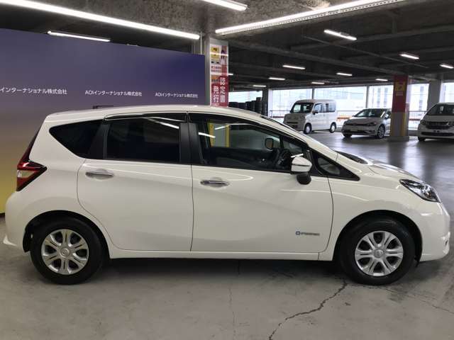エンジンルーム、室内、クリーニング済みです。厳選したお車を屋内展示場にて展示中☆車両品質には自信がございます！ぜひ一度ご来店ください！！