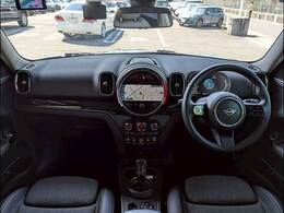 MINIならではのコックピット！！高級感があり、かつシンプルなデザインが飽きがこないとご好評いただいております。スイッチ一つ一つにも「こだわり」とセンスを感じます。