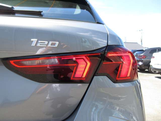 逆L字型の特徴的なテールランプが、後のドライバーへBMWを印象付けます。