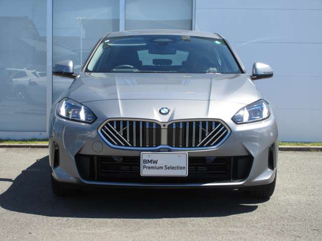 BMWと言えば特徴的なキドニーグリル。ダイナミックなフロントマスクを演出します。
