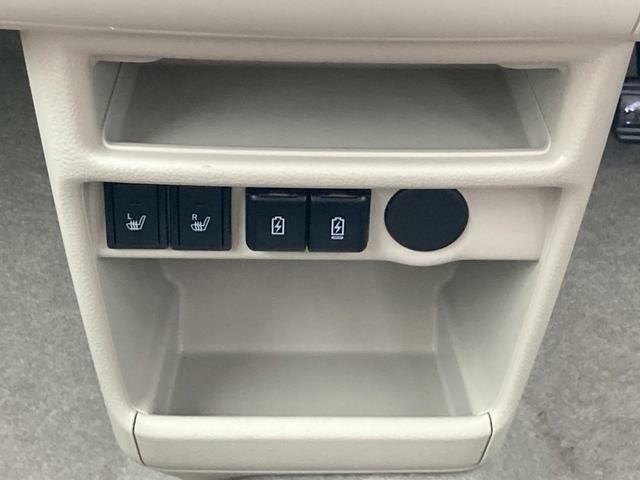 運転席シートヒータースイッチはインパネ下にあります。USB電源ソケット2個付きです（タイプA・タイプC各1個）