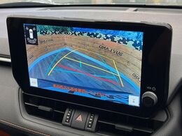【バックカメラ】駐車時に後方がリアルタイム映像で確認できます。大型商業施設や立体駐車場での駐車時や、夜間のバック時に大活躍！運転スキルに関わらず、今や必須となった装備のひとつです！