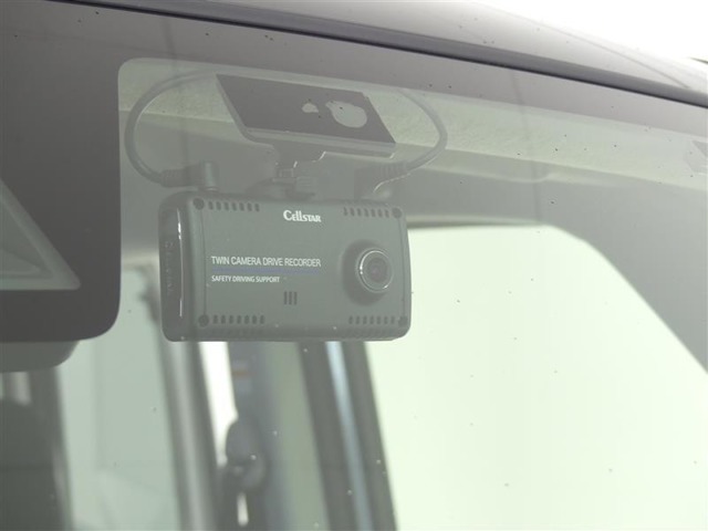 安心装備ドライブレコーダーを装備しています。自車の走行状態を常に録画しています。