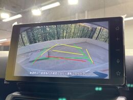 【バックカメラ】駐車時に後方がリアルタイム映像で確認できます。大型商業施設や立体駐車場での駐車時や、夜間のバック時に大活躍！運転スキルに関わらず、今や必須となった装備のひとつです！