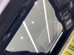 【ガラスルーフ】ガラスルーフ搭載で車内の解放感が一気にアップ！開放的なドライブをお楽しみいただけます。