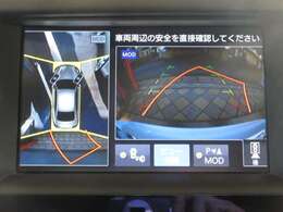 クルマを真上から見ているかのように、周囲の状況を把握しながら安心して駐車が行えるパノラミックビューモニター付きです。