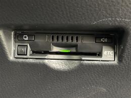 【ETC】有料道路を利用する際に料金所で停止することなく通過できる、ETC車載器（ノンストップ自動料金収受システム機器）が装備されています。セットアップを行うことで利用可能になります。