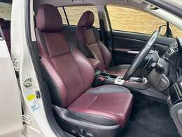 【レザーシート】ならではの高級感あふれる内装がこたわりのアイテム。見た目の高級感とより上質な座り心地をお楽しみください。