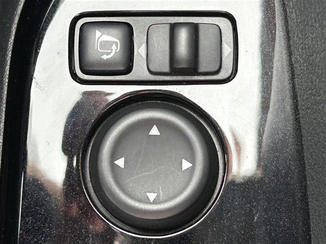 【電動格納ミラー】運転席のスイッチで、ドアミラーの開閉や角度の調整ができます。