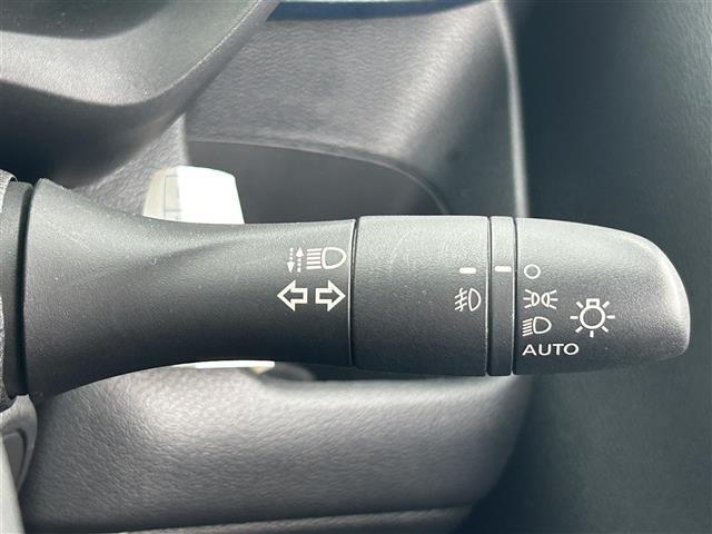 【オートライト（AUTO）】外の明るさをシステムが感知して、自動でヘッドライトが点灯します！ヘッドライトをつけ忘れを防ぐ便利機能です。