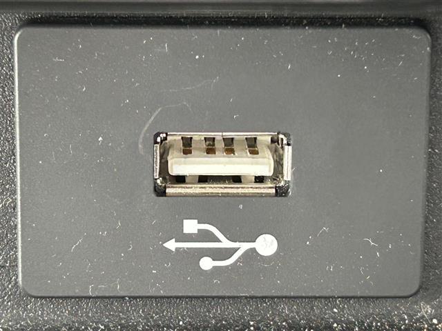 【アクセサリーソケット（電源ソケット）】電源からケーブルをつなげば、スマートフォンなどの電子機器の充電などを行うことができます！ゲーム機器や、カメラの充電にも便利ですね。