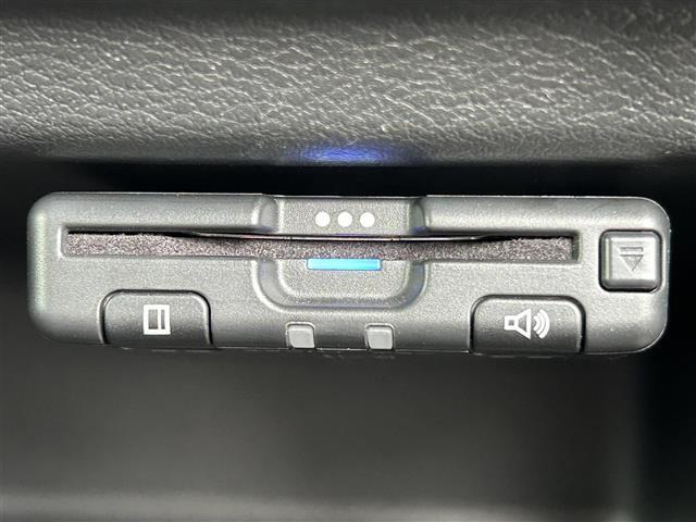【ETC】有料道路を利用する際に料金所で停止することなく通過できる、ETC車載器（ノンストップ自動料金収受システム機器）が装備されています。セットアップを行うことで利用可能になります。