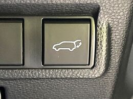【パワーバックドア】スマートキーや運転席のボタンを押すだけでリアゲートが自動で開閉します！荷物を持っている時や、高い位置にあるバックドアを閉める際に便利な機能です♪