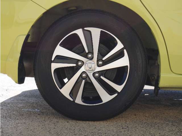 アルミホイール装着車です！これで足元まわりもおしゃれにきまります！