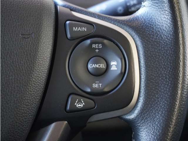 【アダプティブクルーズコントロール】予め設定した車速内でクルマが自動的に加減速。前走車との適切な車間距離を維持しながら追従走行します。【LKAS】車線維持支援システムでステアリング操作を支援。