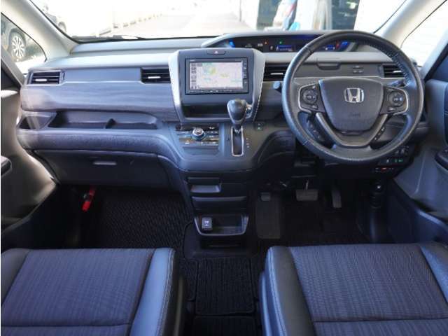 視界広々で運転しやすくロングドライブでも疲れを感じさせないすっきりとまとまったインパネ周りです。