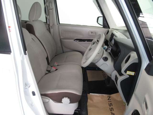運転席の足元も広く余裕があります　シートリフター付きで小柄な方でも高さ調整が可能です