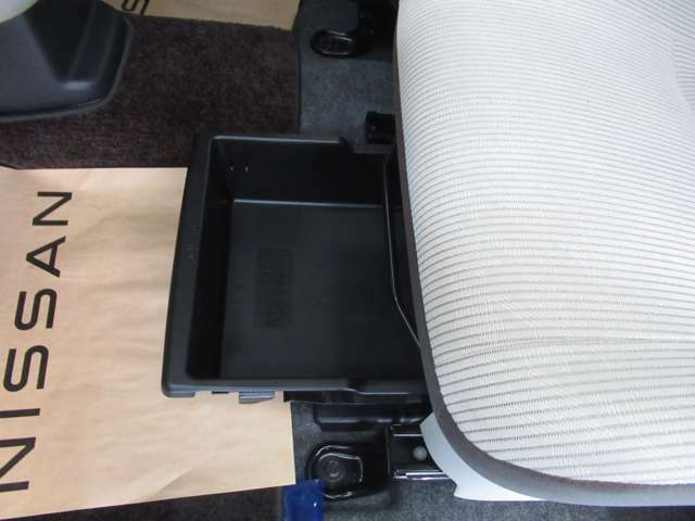 助手席シートアンダーボックス　室内の整理整頓に便利です