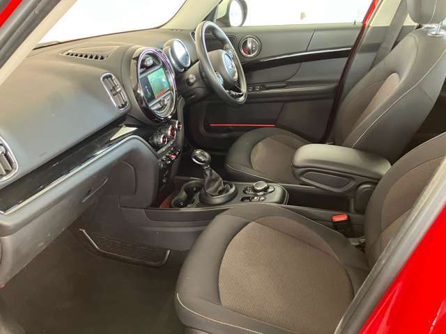 助手席も特に目立つような大きな傷は無く快適です♪