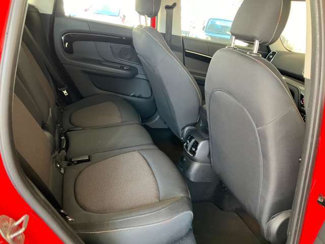 セカンドシートはゆったりとくつろぎの空間。大人二人が乗っても十分なスペースが確保されております