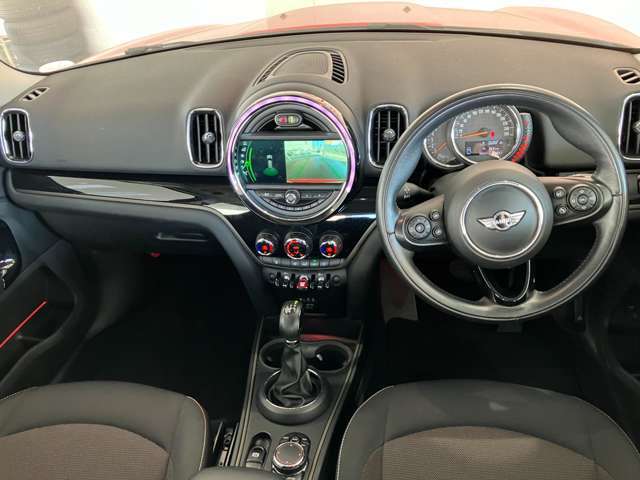 ドライバーコックピット】人間工学に基づきドライバー中心にすべての操作パネルを設計。ドライバーが直感的に操作できる様にドライバー側にわずかに傾斜。常に運転に最適な姿勢/視線を保つ事が出来ます！