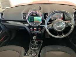 ドライバーコックピット】人間工学に基づきドライバー中心にすべての操作パネルを設計。ドライバーが直感的に操作できる様にドライバー側にわずかに傾斜。常に運転に最適な姿勢/視線を保つ事が出来ます！