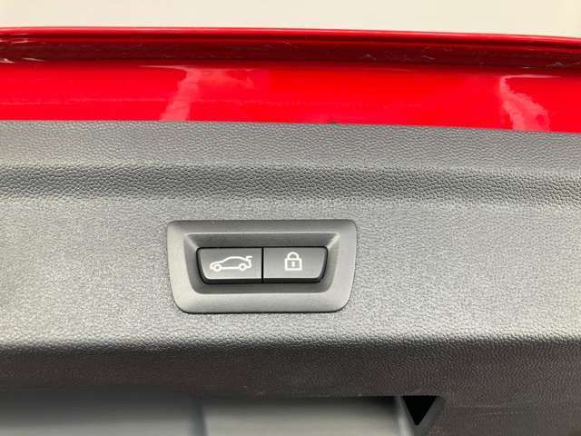 【パワーバックドア】スマートキーや運転席のボタンを押すだけでリアゲートが自動で開閉します！荷物を持っている時や、高い位置にあるバックドアを閉める際に便利な機能です♪