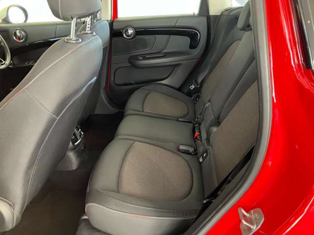 セカンドシートはゆったりとくつろぎの空間。大人二人が乗っても十分なスペースが確保されております