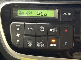 【オートエアコン】一度お好みの温度に設定すれば、車内の温度を検知し風量や温度を自動で調整。暑い…寒い…と何度もスイッチ操作をする必要はありません。快適な車内空間には必須の機能ですね♪