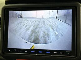 【バックカメラ】駐車時に後方がリアルタイム映像で確認できます。大型商業施設や立体駐車場での駐車時や、夜間のバック時に大活躍！運転スキルに関わらず、今や必須となった装備のひとつです！