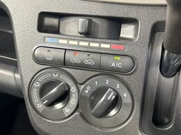 寒い冬も暑い夏も全席に快適な空調を届けてくれる、ダイヤル式エアコンを装備♪