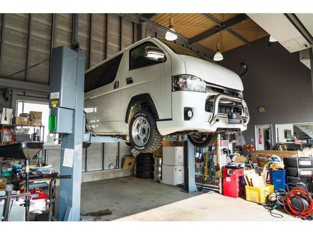 リフト完備しております。オイル交換・車検整備・板金修理、ナビ・ドラレコの取付など内外装の様々なカスタムができますのでお気軽にご相談下さい。お客様のご希望に合うお車やカスタムをご提案させて頂きます。
