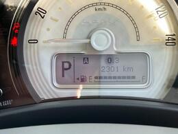 メーターパネル内の液晶ディスプレイはシフトレバー位置や燃料残量計、走行距離、警告などを表示！