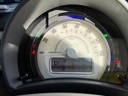 メーターパネルはホワイト色のシンプルでお洒落なデザイン！