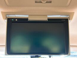 【フリップダウンモニター】大画面モニターで後席でもエンタメをお楽しみいただけます。小さなお子様にも大人気の装備です♪