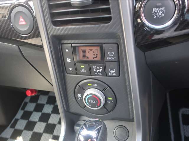 各操作スイッチが運転席すぐ近くにありますので、操作性バッチリです。