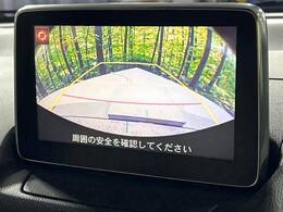 【バックカメラ】駐車時に後方がリアルタイム映像で確認できます。大型商業施設や立体駐車場での駐車時や、夜間のバック時に大活躍！運転スキルに関わらず、今や必須となった装備のひとつです！