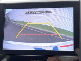 【バックカメラ】駐車時に後方がリアルタイム映像で確認できます。大型商業施設や立体駐車場での駐車時や、夜間のバック時に大活躍！運転スキルに関わらず、今や必須となった装備のひとつです！