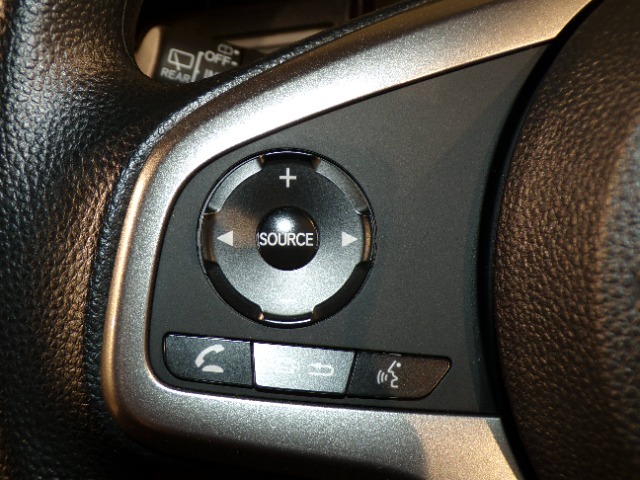 【ステアリングリモコン】ステアリングにオーディオ調節可能なスイッチが装備されていますので運転中でも視線をそらさずにオーディオの調節が可能です！