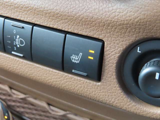 フロントシートは両側シートヒーター装備！寒い日でもすぐに暖かくなり、エアコンを待たなくてもすぐに快適！