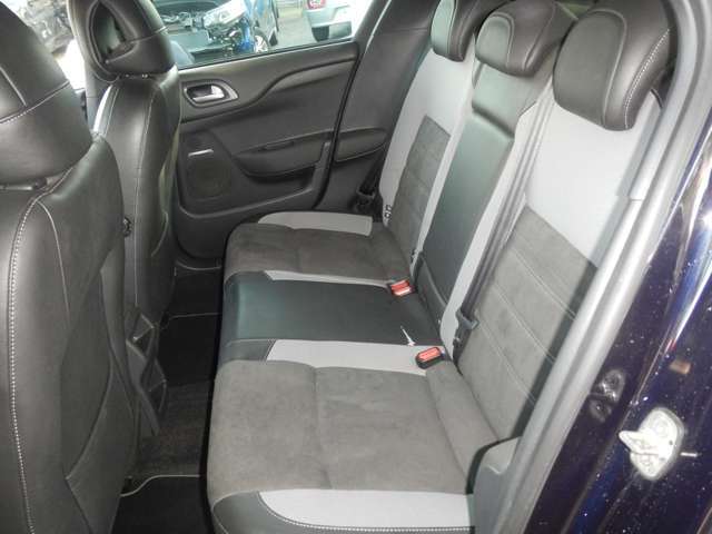 車内は大きなダメージは無く多少の使用感は有りますが、全体的に良い状態が保たれています。