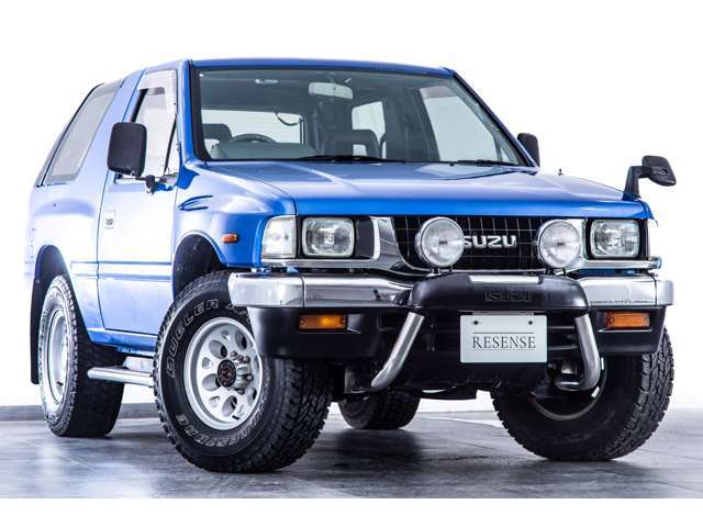 フロントの「ISUZU」ロゴが、時代を象徴するアイコンのように映えます。