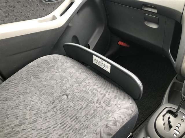 助手席荷物を置いてブレーキをかけても床に落ちません。